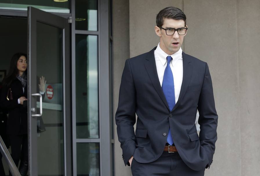 Un irriconoscibile Michael Phelps esce dal tribunale di Baltimora dove  appena stato condannato a 18 mesi di libert condizionata per guda in stato di ebbrezza. Ap